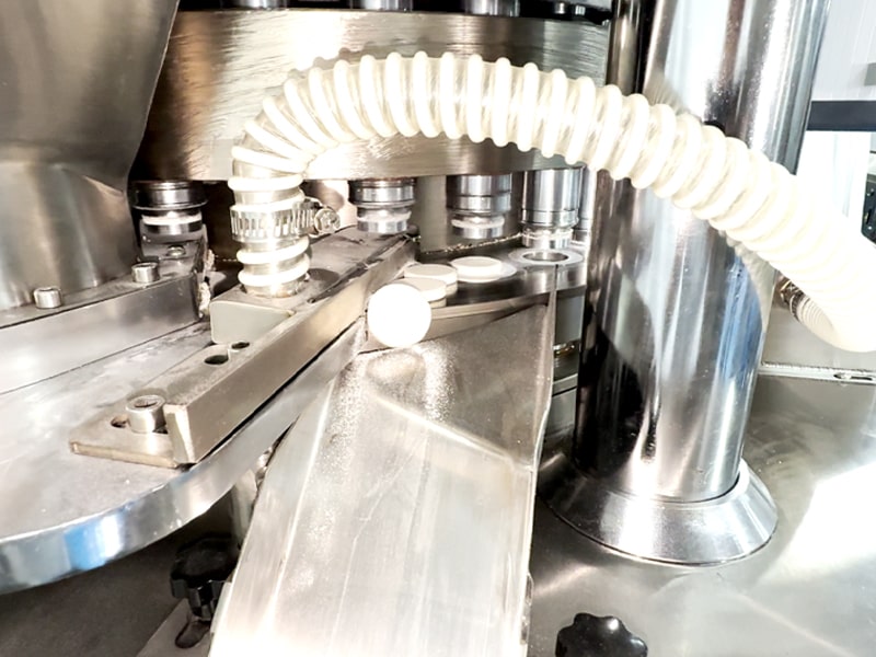 tablet putar berkecepatan tinggi menekan bubuk ke dalam tablet