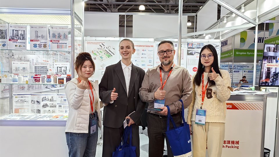 展示会で写真を撮るjinluスタッフとお客様