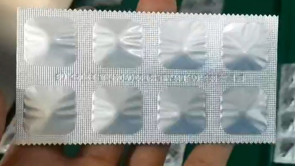 Eine Streifenpackung enthält Tabletten, die in flachen Folienbeuteln versiegelt sind