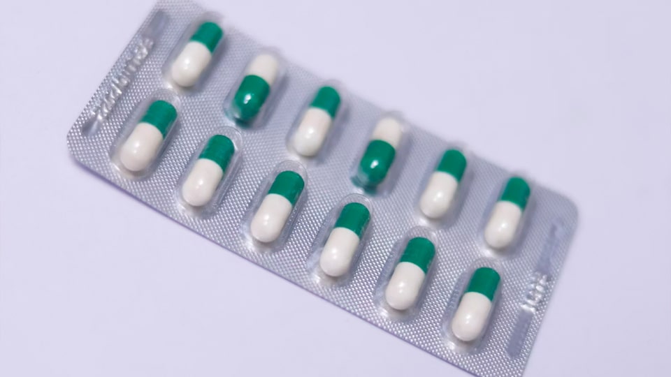 zielono-białe kapsułki zamknięte w blistrze