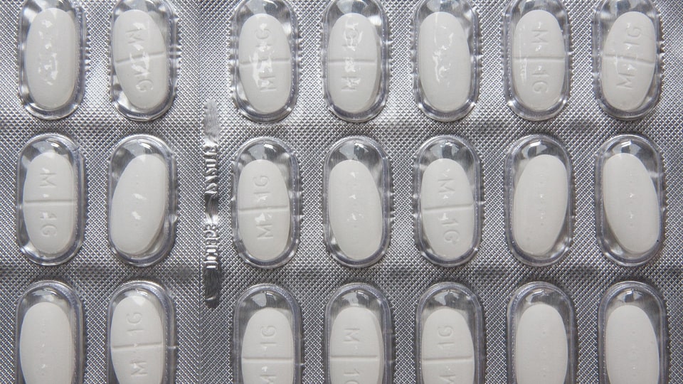 알약은 블리스 터 팩에 밀봉되어 있습니다.