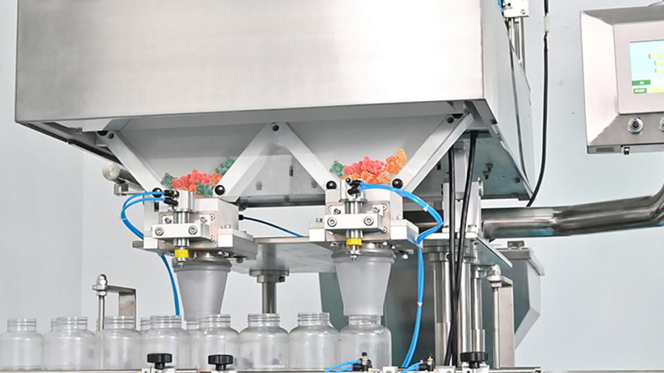Gummy Counting Machine machine dispenses the gummies into bottles