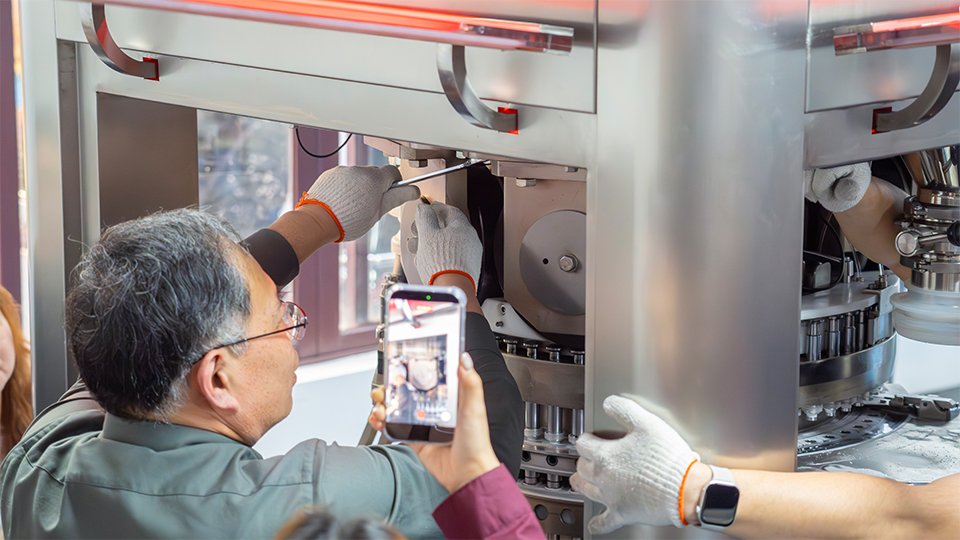 Yan is dismantling the compression roller