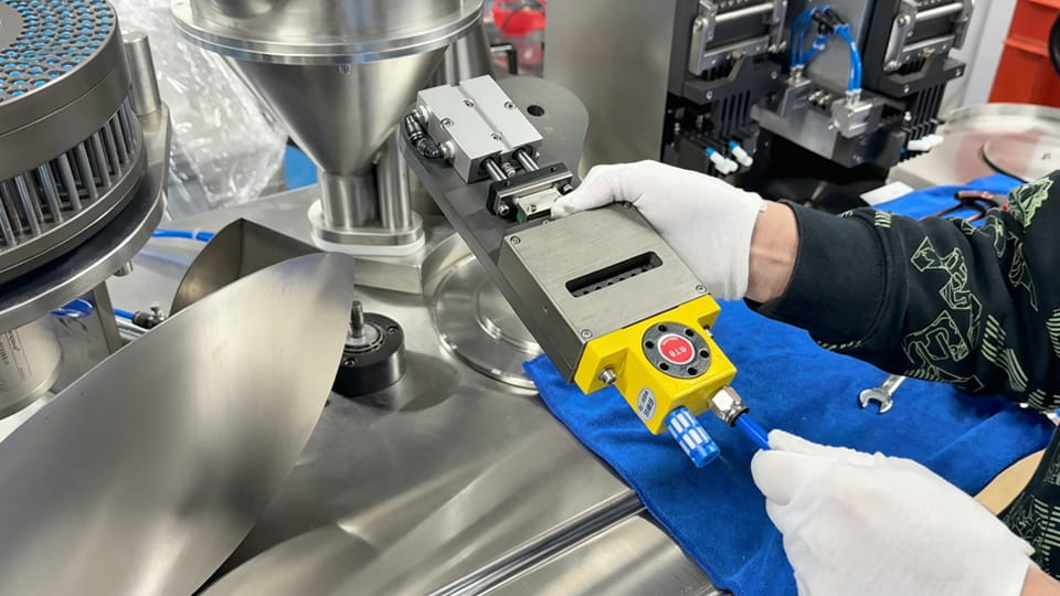 Semi-automatic micro pellet capsule filler mold replacement