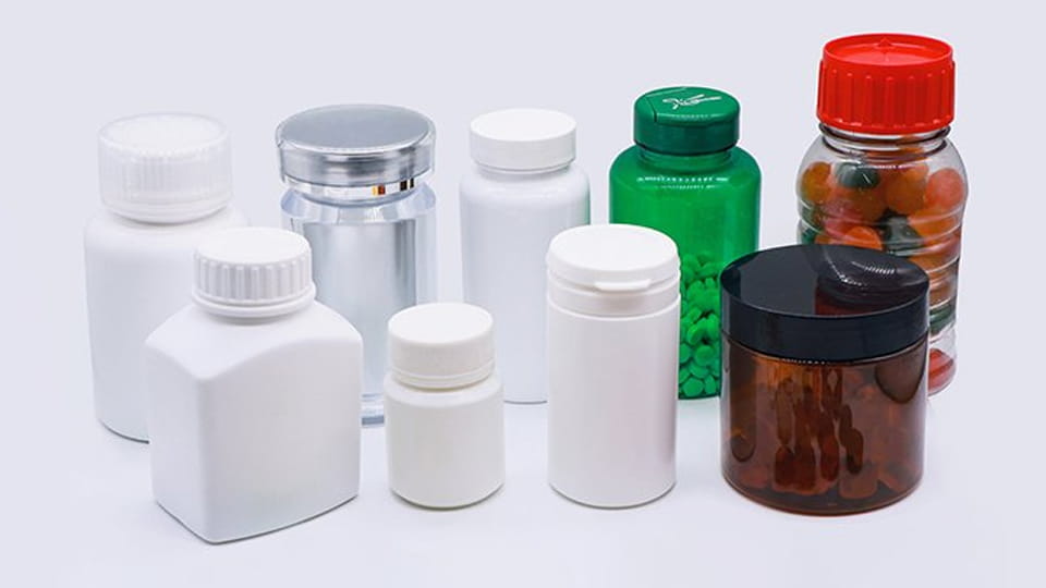 Kapak kapatma makineleri birçok şişe tipini işliyor – plastik, bardak, maden, ve daha fazlası