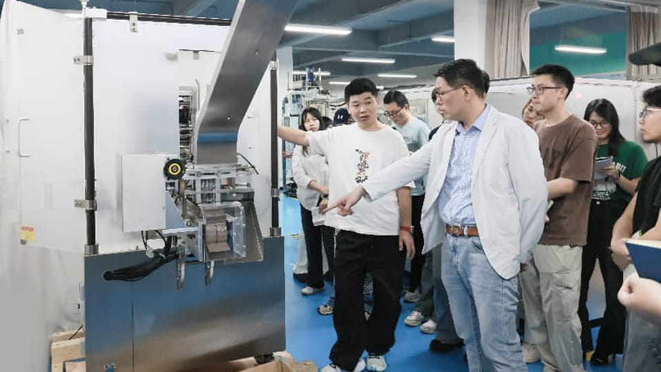Engineer Huang answering questions