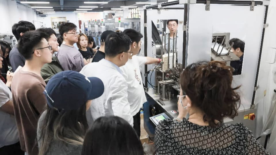 Engineer Huang explaining workflow of 120L vertical cartoning machine