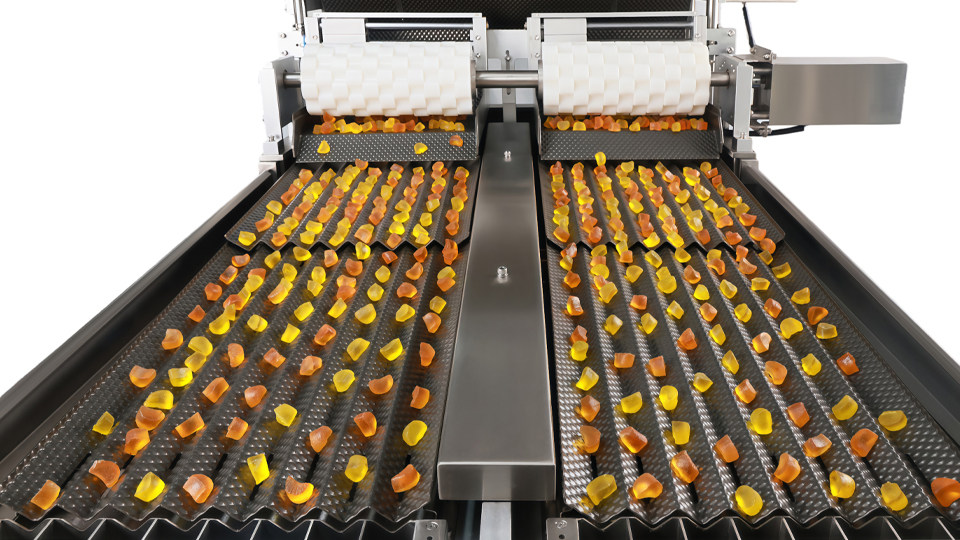 Gummy counting machine separates and counts pieces on vibrating rollers