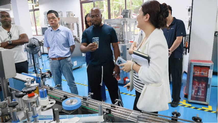 Mary Answered Clients’ Questions About the Labeling Machine