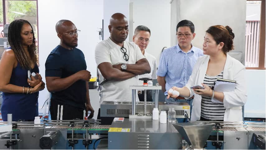 Mary Introduced the Aluminum Foil Sealing Machine to the Clients