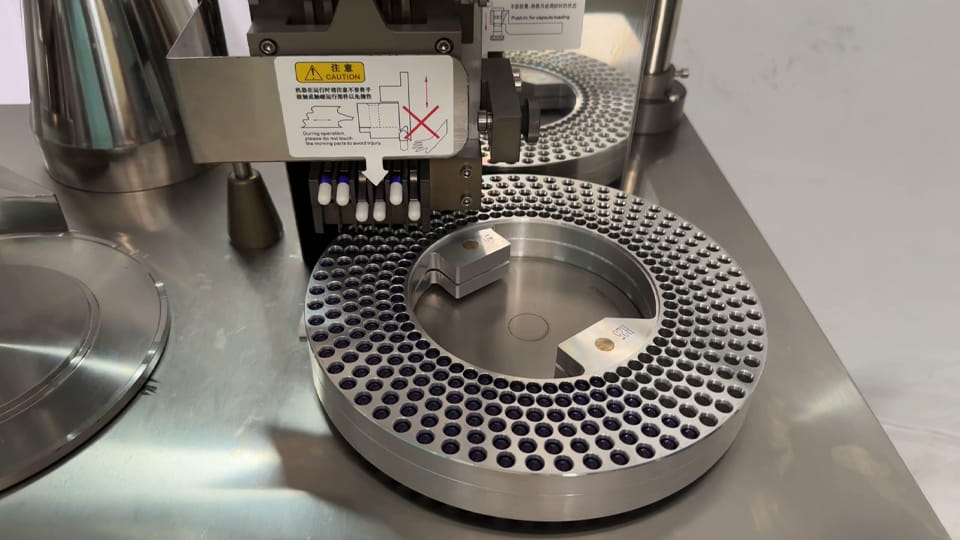 semi automatic encapsulation machine is working
