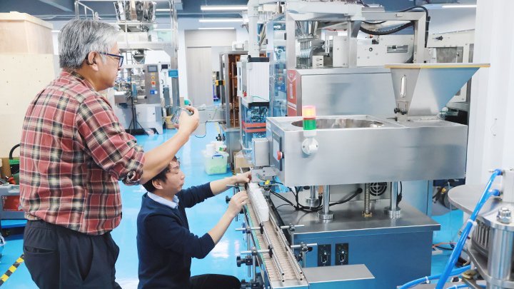 Clients visit desiccant inserter