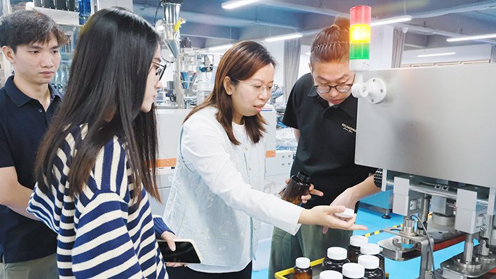 Clients visit desiccant insertion machine