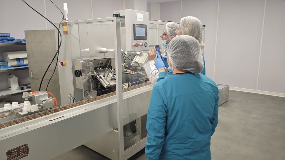 buyer conducts an on-site audit of the pharmaceutical Equipment supplier