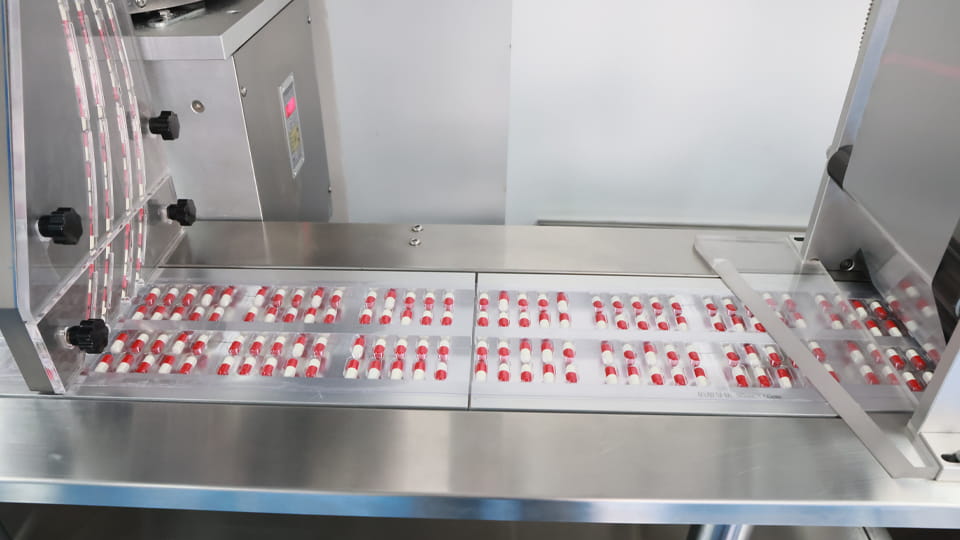 capsules packed by blister machine