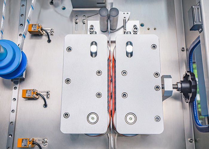 servo traction in desiccant inserter