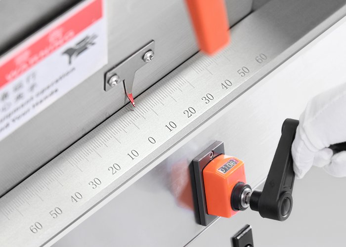 External handwheel adjustment station