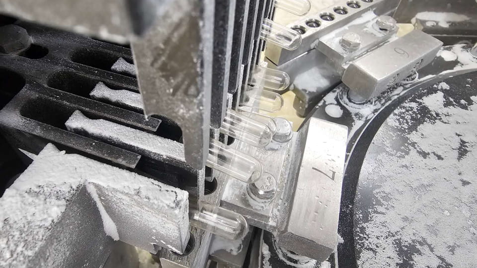 Misalignment causes powder leakage from capsule maker