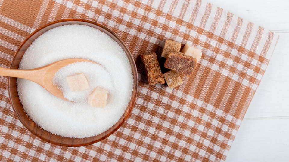 white sugar and brown sugar cube