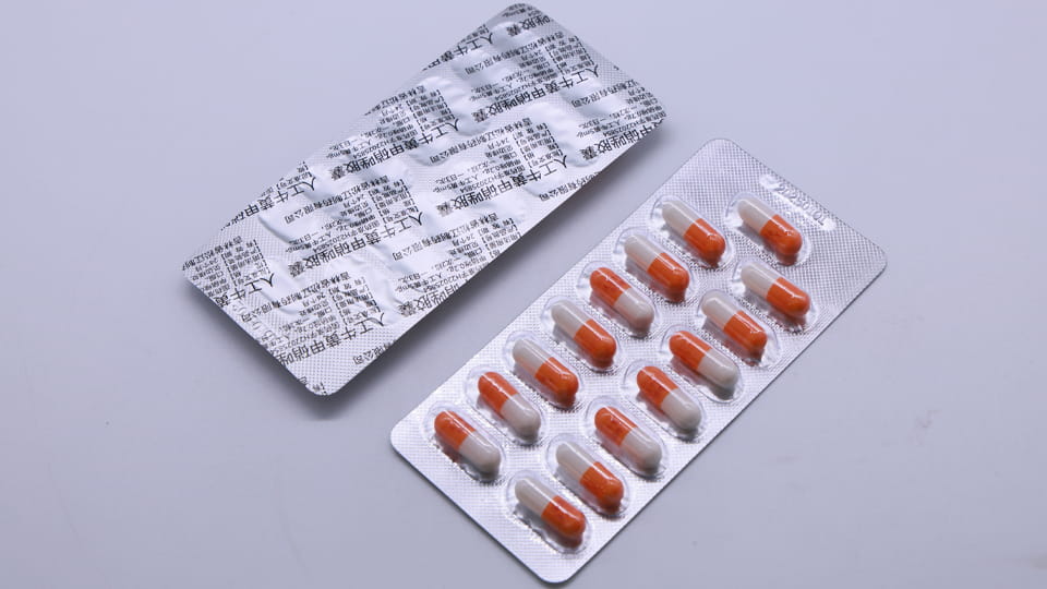 Blister packaging labels include proprietary, wytrzymałość, działka, expiration and comply with FDA requirements