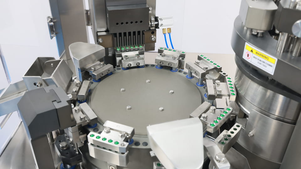 Capsule filling machine operating for multi-product pharmaceutical production and flexible capsule filling.